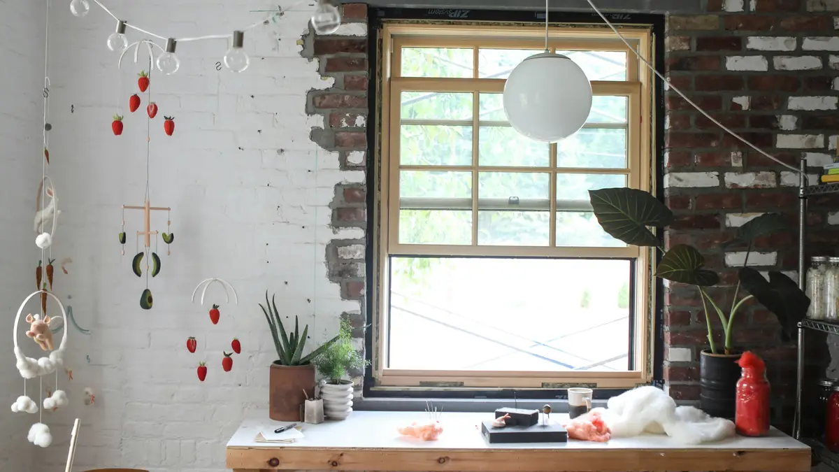 کفپوش چوبی روشن در فضای داخلی کنار پنجره